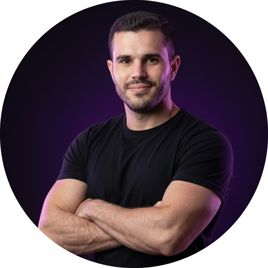 Caique BenksBR, streamer, de braços cruzados em retrato de estúdio